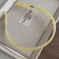 Detail view of the anti-slip teeth inside the yellow acetate headband for firm grip - Light Green