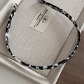 Detailed view of the anti-slip teeth inside the acetate tortoiseshell headband - Black and White