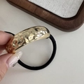 Detalle de adorno de metal martillado dorado en goma elástica negra para el pelo con textura - Cuerda de Pelo Martillada de una Capa-Dorado