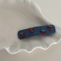 Gros plan sur la barrette en jean avec cerises en strass rouges et détails de feuilles - Style Rectangle / Bleu foncé