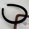 Detail showing the fine rib textured black fabric covering of this stylish headband - Narrow Polka Dot / Black