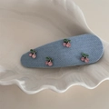 Détail de la pince à cheveux en denim cerise avec strass roses et tissu bleu élégant - Style Goutte d'Eau / Bleu clair