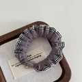 Detail van de grijs-paarse en houndstooth geplooide scrunchie op een houten dienblad - Zwart Wit Geruit Kant-Grijs