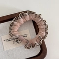 Detail van abrikooskleurige scrunchie met bruine geruite kanten rand op stof - Bruin Geruit Kant-Roze