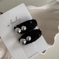 Détail de deux pinces à cheveux à paillettes noires avec billes métalliques argentées sur carte - Paillettes Noires Perles Argent - Barrette Ovale