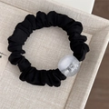 Dettaglio di un elastico per capelli nero con perla in resina opaca e glitterata - Bianco Sfumato Brillante