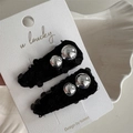 Détail de pinces à cheveux à paillettes noires avec perles argentées sur carte de support - Paillettes Noires Perles Argent - Barrette Goutte