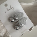 Détail de pinces à cheveux en maille grise avec perles argentées sur présentoir - Paillettes Blanches Perles Argent - Barrette Ovale