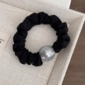 Dettaglio dell'elastico nero con ornamento a sfera in resina grigia scintillante - Argento Sfumato Brillante