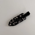 Nahaufnahme einer Haarspange mit Schwarz-Weiß-Leopardenmuster und Kunstharz-Oberfläche - Spurloser Clip - Schwarzer Leopard