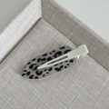 Detailansicht der Haarspange mit Leopardenmuster in einer hochwertigen Box - Spurloser Clip - Weißer Leopard