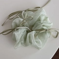Dettaglio di elastico in raso verde chiaro con perle eleganti e fiocchi delicati - Verde Chiaro