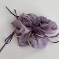 Macro di scrunchie in chiffon viola con perle bianche e dettagli di nastri fini - Viola