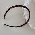 Detail eines schmalen Haarreifs mit Schildpattmuster, Anti-Rutsch-Zähnen und Goldakzent - Dunkles Leopardenmuster-Goldene Perle