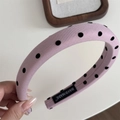 Primer plano de la diadema lavanda con lunares mostrando la etiqueta Hand Made y tela - Diadema Rosa Lunares - Estrecha