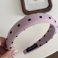 Detalle de diadema de esponja lila con lunares negros y etiqueta de hecho a mano - Diadema Rosa Lunares - Ancha