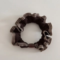 Vintage bruine scrunchie met pied-de-poule kanten rand en een decoratieve ronde kraal - Bruin Geruit Kant-Bruin