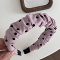 Detalle de diadema de esponja rosa con lunares tela plisada y extremos negros antideslizantes - Diadema Rosa Lunares - Plisada