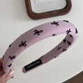 Détail du serre-tête fait main violet avec motifs de nœuds noirs et étiquette tissée - Serre-tête Rose Nœud - Étroit