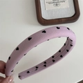Détail d'un serre-tête en éponge violet clair avec motifs de cœurs noirs et tissu doux - Serre-tête Rose Cœur - Étroit