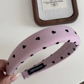 Detalle de la diadema acolchada rosa hecha a mano con patrones de corazones negros - Diadema Rosa Corazón - Ancha