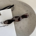 Macro detail of wave-shaped tortoiseshell hair clip with elegant brown leopard pattern - Light Tortoise - Irregular Barrette