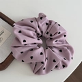 Détail macro du chouchou lavande avec motifs de cœurs noirs et plis en coton doux - Chouchou Rose - Cœur