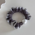 Dettaglio di un elegante elastico per capelli in raso grigio con pizzo e perla finta - Stile Perla - Viola
