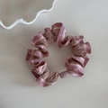 Dettaglio di scrunchie in chiffon plissettato rosa con rifiniture a bordo intrecciato - Stile Base - Rosa