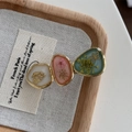 Dettaglio di un fermaglio per capelli vintage francese con fiori secchi e farfalla oro - Fiore Rosa