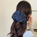 Pinza para el pelo con lazo azul marino floral y etiqueta dorada en pelo castaño - Azul marino