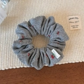 Dettaglio di scrunchie grigio in maglia con ricamo a ciliegia e etichetta fatta a mano - Stile di base / Stampa a Ciliegia Grigia
