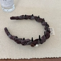 Detailansicht Stoffstirnband mit vintage braunem Knopf und eleganter Perlendekoration - Dunkelkaffee Karo (Gewickelter Haarreif)