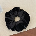 Dettaglio dell'elastico in velluto nero con etichetta in tessuto e ciondolo di perla - Nero Velluto Scrunchie