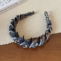 Dettaglio del cerchietto in maglia fatto a mano con perle, denti antiscivolo e testo - Blu navy