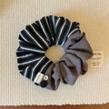 Λεπτομέρεια vintage scrunchie με ριγέ πλεκτό ύφασμα, κουμπί και χειροποίητη ετικέτα - Μαύρο Ημι-Ριγέ