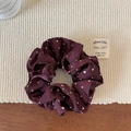 Dettaglio dell'elastico scrunchie bordeaux a doppio strato con cuori su base intrecciata - Borgogna