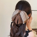 Elegante molletta per capelli a fiocco in maglia con pizzo caffè e ciondoli di perle - Fiocco Tweed A Maglia Con Pendente Di Perla / Marrone