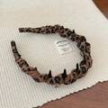 Dettaglio del cerchietto leopardato con denti ondulati e ciondolo rotondo Wings in metallo - Leopardo Caffè