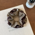 Detalle del coletero de punto en marrón café que muestra textura y patrón de cuadros - Café Empalme de Doble Capa