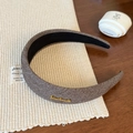 Dettaglio fascia larga a pieghe grigia con targhetta Handmade dorata in metallo - Beige