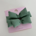 Paire de barrettes à nœuds en coton vert menthe sur une carte de présentation rose - Paire de pinces / Vert foncé