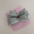 Paire de pinces à cheveux à nœud en lin vert clair sur carte de présentation rose - Paire de pinces / Vert clair