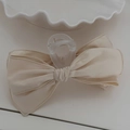 Pince à cheveux élégante avec nœud en tissu crème et finition mate pour coiffure féminine - Pince à cheveux / Beige