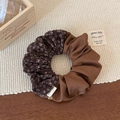 Dettaglio di scrunchie in velluto floreale e seta cioccolato con etichetta Hand Made - Scrunchie Patchwork Caffè