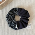 Dettaglio di uno scrunchie floreale in tessuti misti neri e bianchi con texture - Scrunchie Patchwork Nero