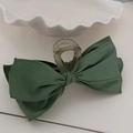 Pince à cheveux avec nœud en satin vert olive et texture élégante pour un maintien parfait - Pince à cheveux / Vert foncé