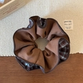 Dettaglio dell'elastico scrunchie vintage a quadri marroni con trama in tessuto a strati - Blu Marrone