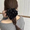 Elegante zwarte fluwelen scrunchie met blauw bloemenpatroon gedragen in een lage paardenstaart - Bedrukte vierkante sjaal