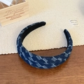 Detail eines blauen karierten breiten Haarreifs mit weicher Stoffstruktur im Retro-Stil - Texturierter Stil
